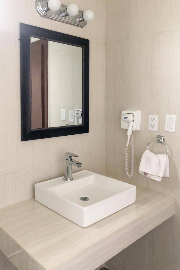 Capital O Palms Hotel, Acuna Ciudad Acuna Ngoại thất bức ảnh